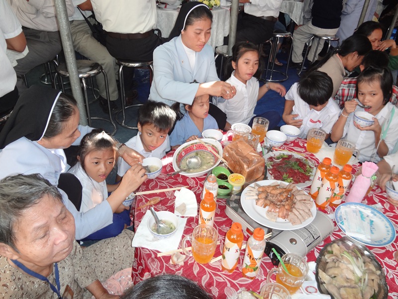 Bữa cơm huynh đệ cho 500 người khuyết tật tại Mái ấm Tình Thương – Lagi – Bình Thuận