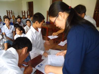 Caritas Hưng Hoá trợ cấp học phí học sinh nghèo năm học 2012-2013