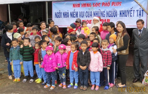 Người khiếm thị và Trẻ khuyết tật vui mừng Giáng Sinh và Năm Mới