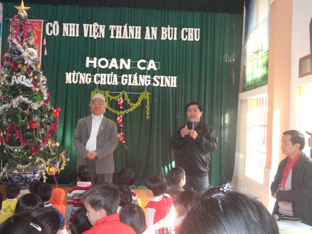 Caritas Bùi Chu: Thiếu Nhi Giáo xứ Nam Phương thăm Cô Nhi Viện Thánh An