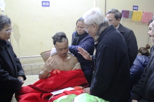 Đức cha Cosma Hoàng Văn Đạt thăm các nạn nhân và dâng lễ an táng cho những người qua đời