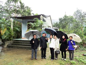 Caritas Việt Nam đến thăm một số gia đình trong chương trình Phục hồi sau bão số 10 và 11