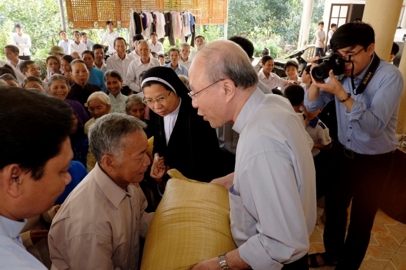 Caritas Việt Nam Thăm và Tặng Quà cho Đồng Bào Miền Trung Vùng Lũ Lụt