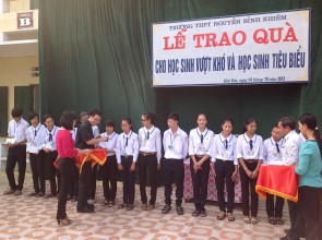Caritas Hải Phòng trao học bổng cho học sinh trường Trung học phổ thông Nguyễn Bỉnh Khiêm Hải Phòng