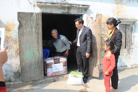 Caritas hải phòng tặng quà giáng sinh cho người có hoàn cảnh  Tại bàng La - Đồ Sơn - Hải Phòng