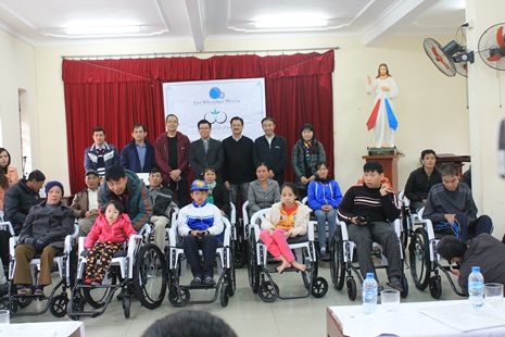 Caritas Hải Phòng Tặng Xe Lăn Cho Người Khuyết Tật