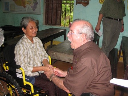 Caritas Việt Nam trao xe lăn tại Hà Nội